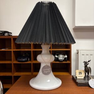 lampa stołowa ze szkła opalowego proj. michael bang dla holmegaard „claridge”, dania 1960s lampa stołowa ze szkła opalowego proj. michael bang dla holmegaard „claridge”, dania 1960s