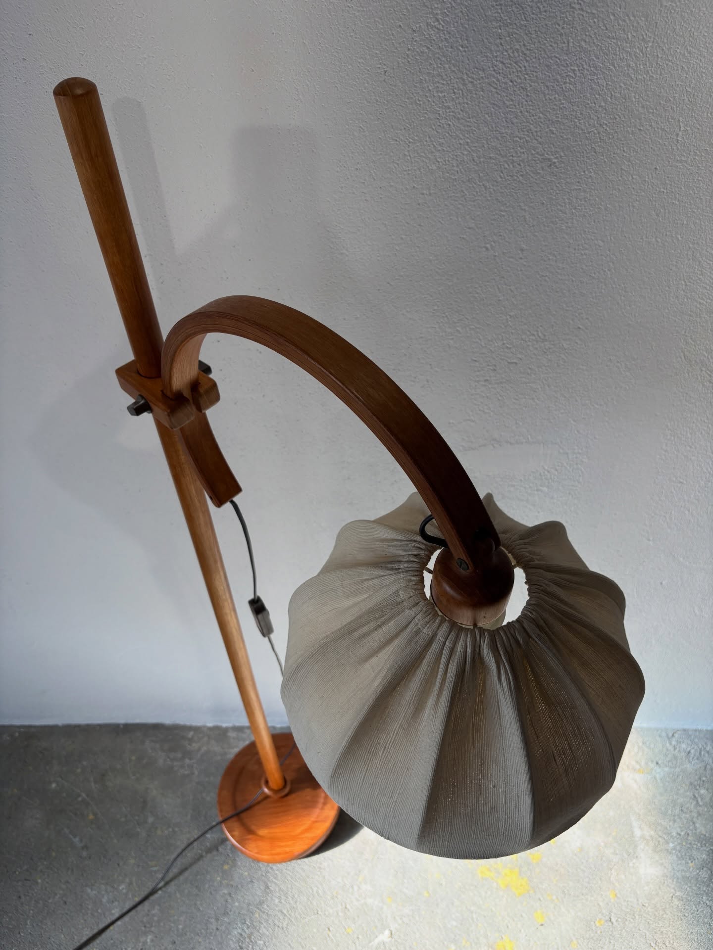 tekowa lampa podłogowa prod. domus, 1960s tekowa lampa podłogowa prod. domus, 1960s