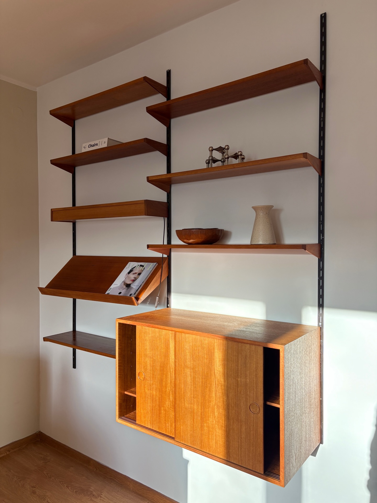 podwójny tekowy system ścienny proj. kai kristiansen dla fm møbler, dania 1960s podwójny tekowy system ścienny proj. kai kristiansen dla fm møbler, dania 1960s