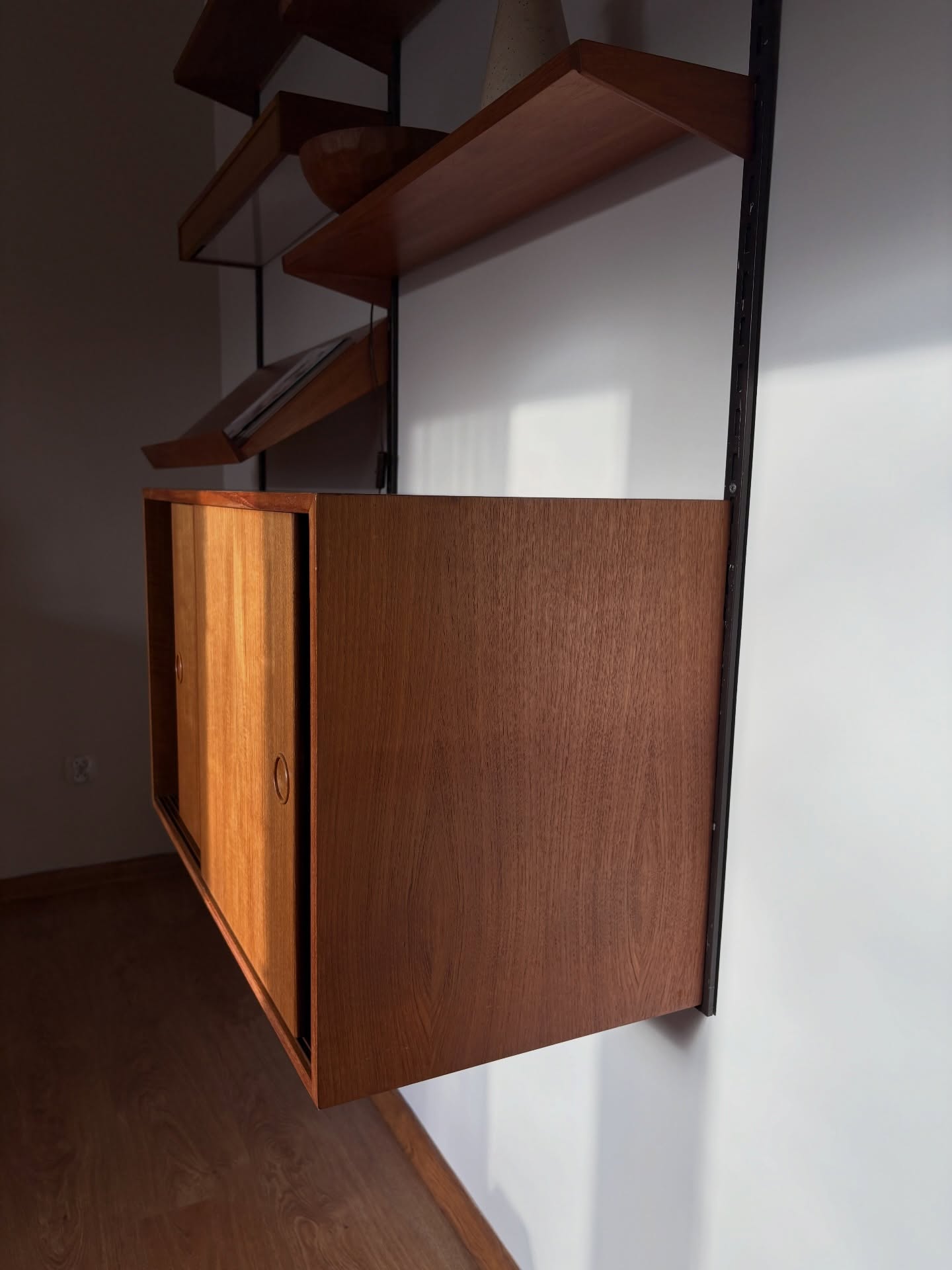 podwójny tekowy system ścienny proj. kai kristiansen dla fm møbler, dania 1960s podwójny tekowy system ścienny proj. kai kristiansen dla fm møbler, dania 1960s