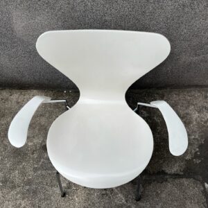 krzesło z giętej sklejki z podłokietnikami, model 3207, „seria 7” proj. arne jacobsena dla fritz hansen krzesło z giętej sklejki z podłokietnikami, model 3207, „seria 7” proj. arne jacobsena dla fritz hansen