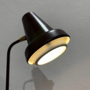 dwuramienna lampa podłogowa w industrialnym stylu, typowa dla lat 1950/1960s’ dwuramienna lampa podłogowa w industrialnym stylu, typowa dla lat 1950/1960s’