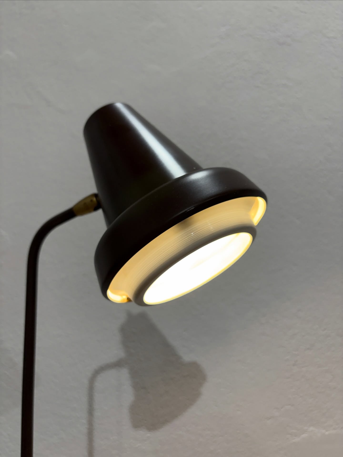 dwuramienna lampa podłogowa w industrialnym stylu, typowa dla lat 1950/1960s’ dwuramienna lampa podłogowa w industrialnym stylu, typowa dla lat 1950/1960s’