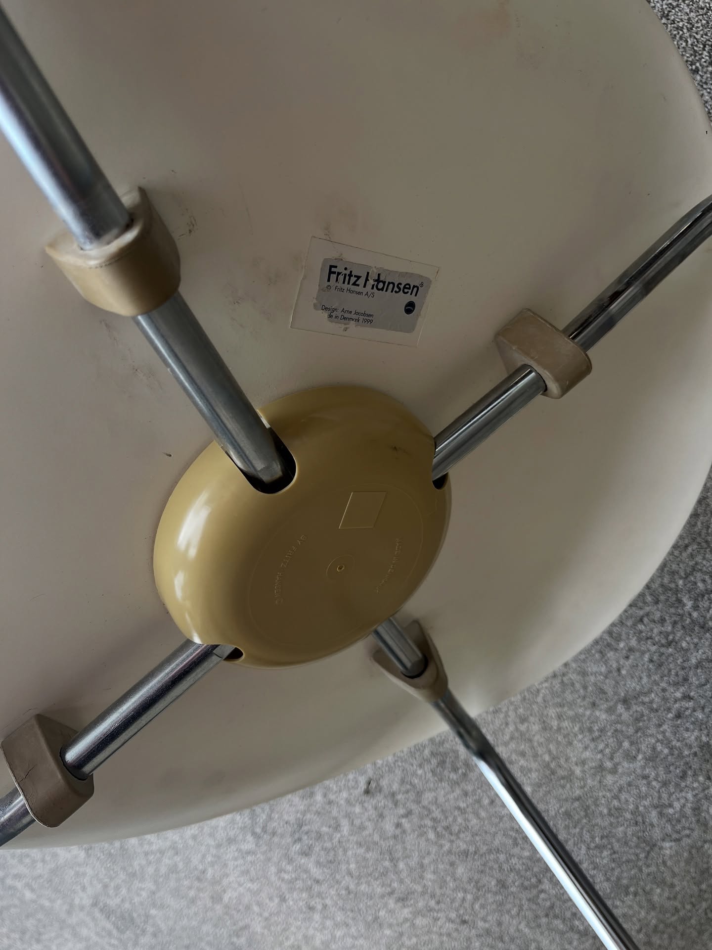 krzesło z giętej sklejki z podłokietnikami, model 3207, „seria 7” proj. arne jacobsena dla fritz hansen krzesło z giętej sklejki z podłokietnikami, model 3207, „seria 7” proj. arne jacobsena dla fritz hansen