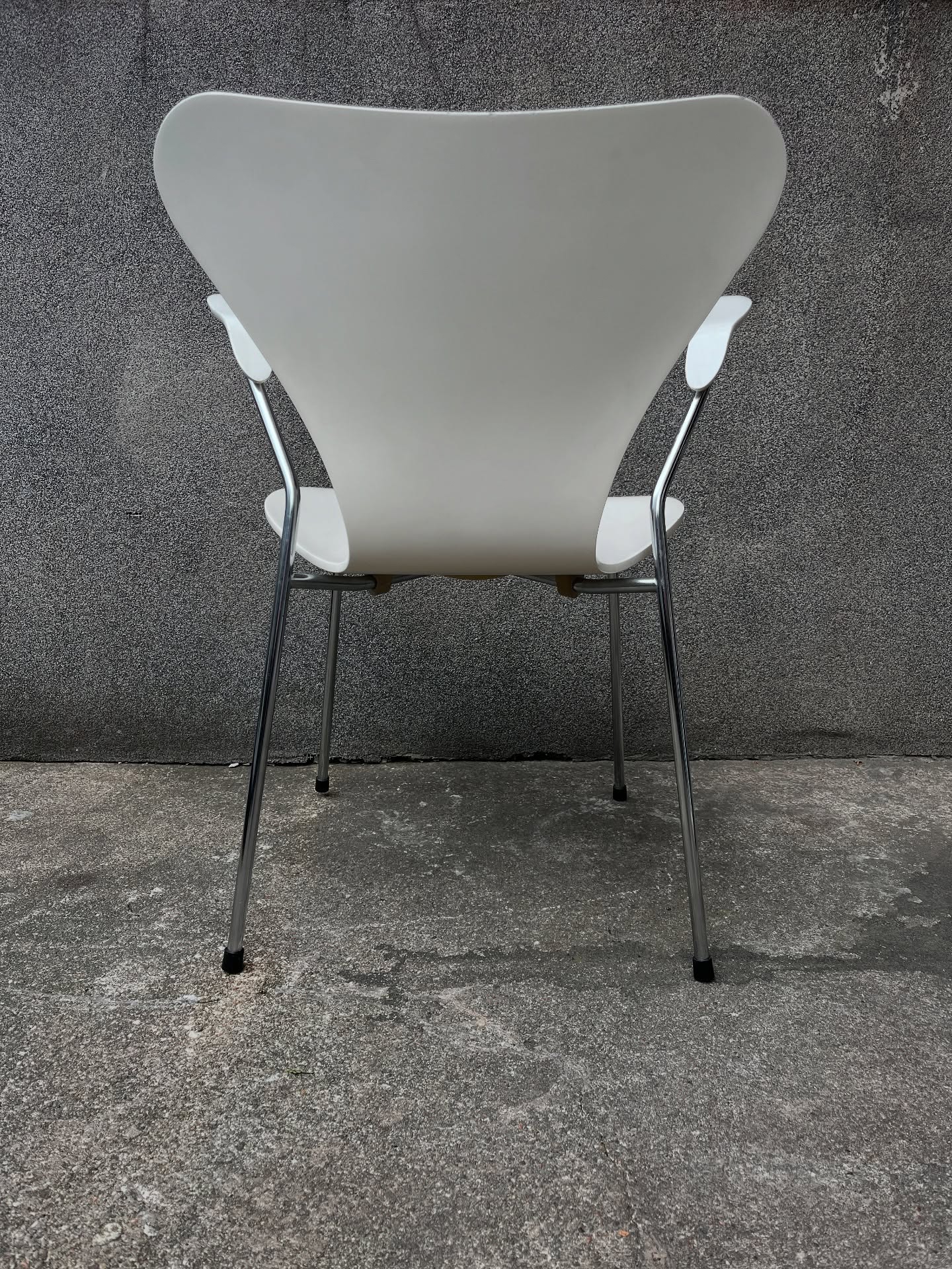 krzesło z giętej sklejki z podłokietnikami, model 3207, „seria 7” proj. arne jacobsena dla fritz hansen krzesło z giętej sklejki z podłokietnikami, model 3207, „seria 7” proj. arne jacobsena dla fritz hansen