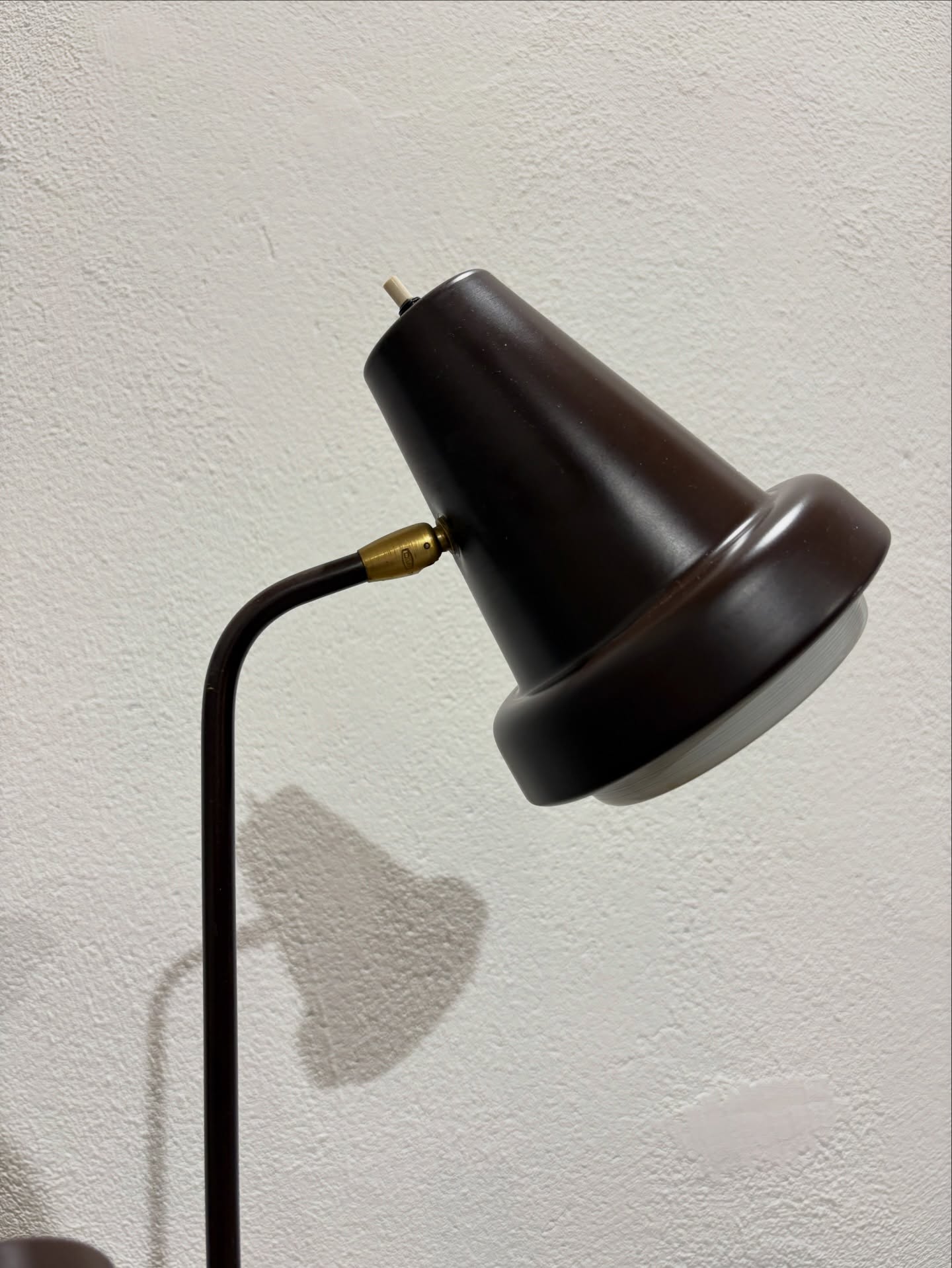 dwuramienna lampa podłogowa w industrialnym stylu, typowa dla lat 1950/1960s’ dwuramienna lampa podłogowa w industrialnym stylu, typowa dla lat 1950/1960s’