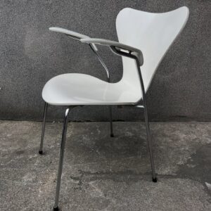 krzesło z giętej sklejki z podłokietnikami, model 3207, „seria 7” proj. arne jacobsena dla fritz hansen