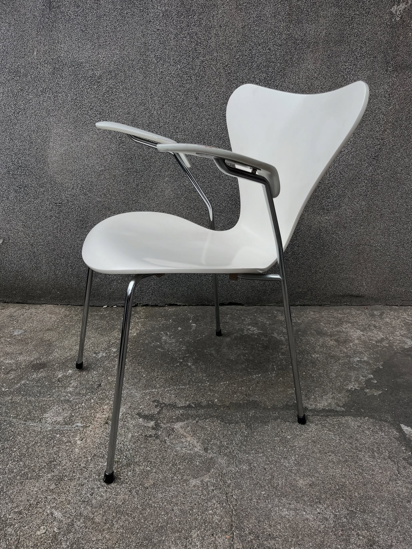 krzesło z giętej sklejki z podłokietnikami, model 3207, „seria 7” proj. arne jacobsena dla fritz hansen krzesło z giętej sklejki z podłokietnikami, model 3207, „seria 7” proj. arne jacobsena dla fritz hansen