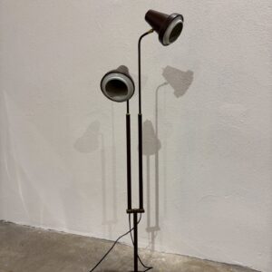 dwuramienna lampa podłogowa w industrialnym stylu, typowa dla lat 1950/1960s’