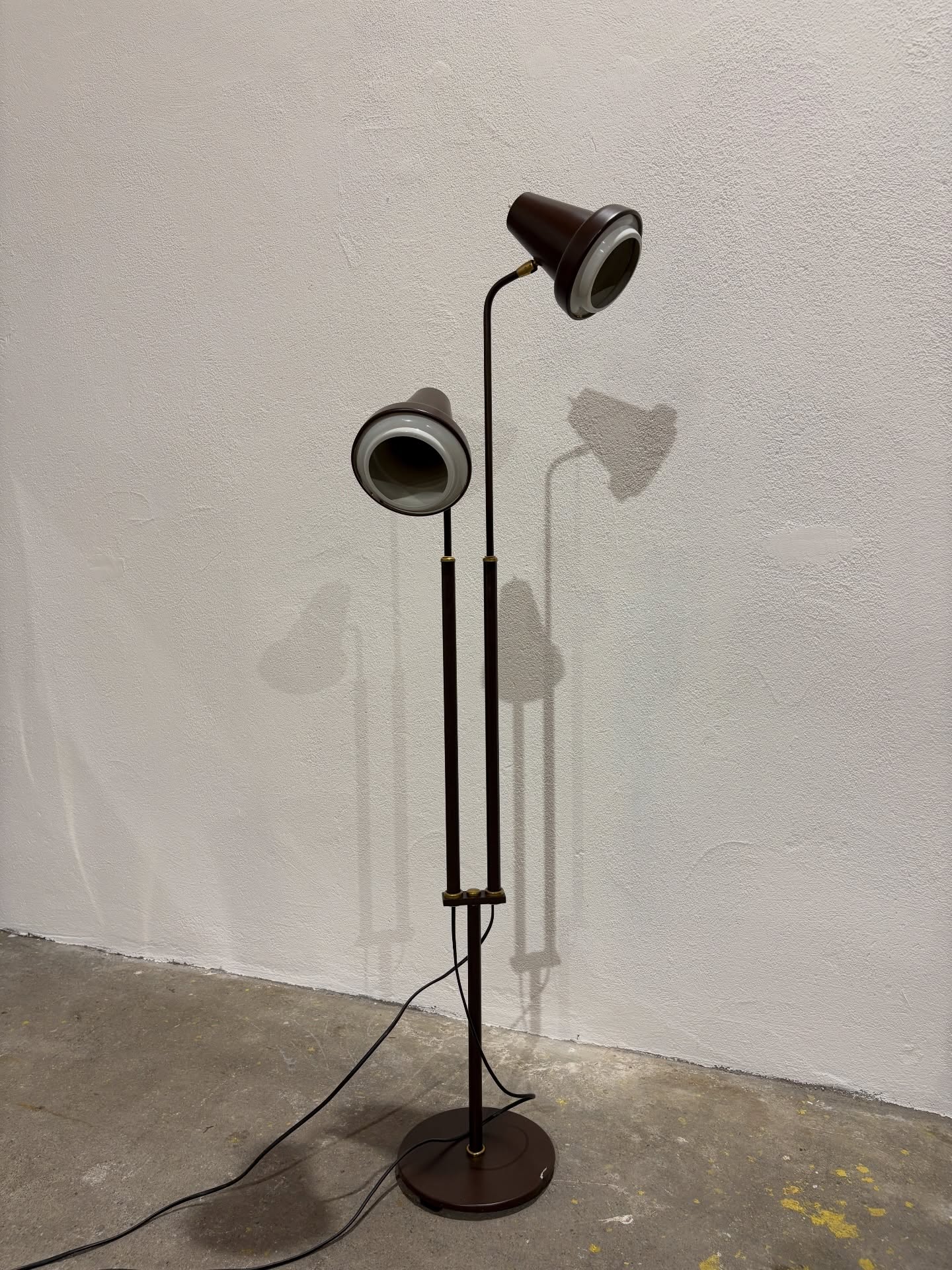 dwuramienna lampa podłogowa w industrialnym stylu, typowa dla lat 1950/1960s’ dwuramienna lampa podłogowa w industrialnym stylu, typowa dla lat 1950/1960s’