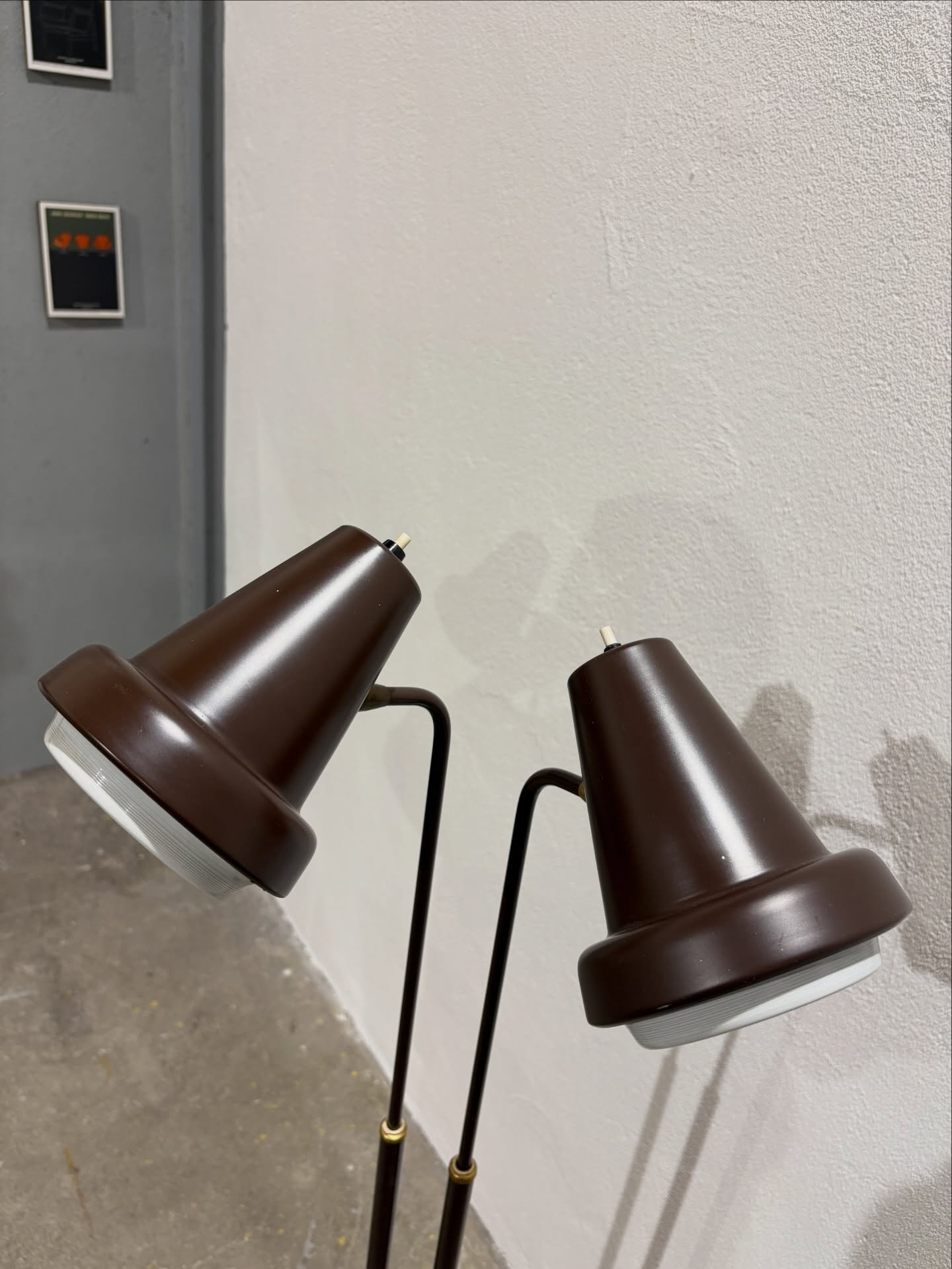 dwuramienna lampa podłogowa w industrialnym stylu, typowa dla lat 1950/1960s’ dwuramienna lampa podłogowa w industrialnym stylu, typowa dla lat 1950/1960s’