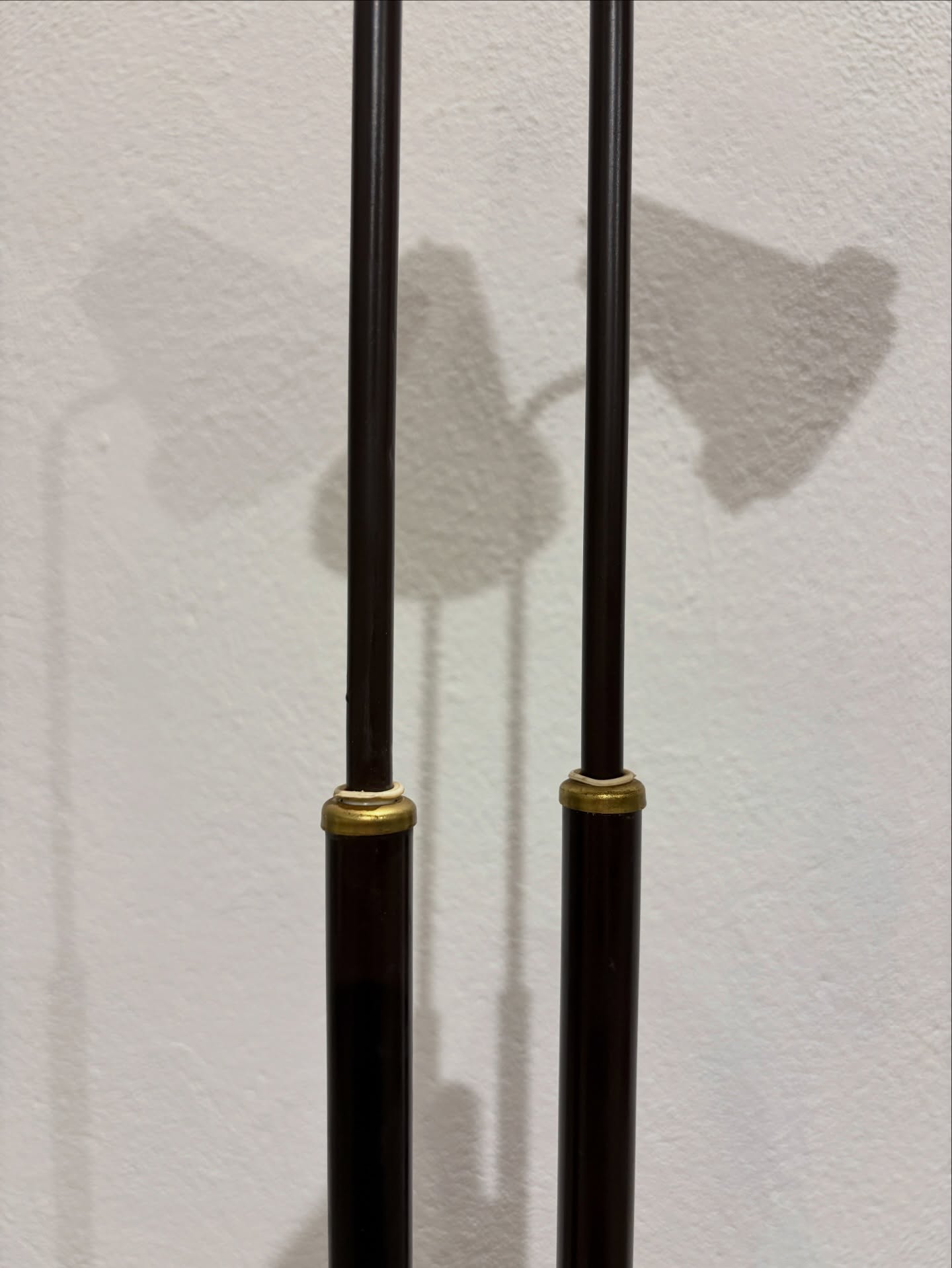 dwuramienna lampa podłogowa w industrialnym stylu, typowa dla lat 1950/1960s’ dwuramienna lampa podłogowa w industrialnym stylu, typowa dla lat 1950/1960s’
