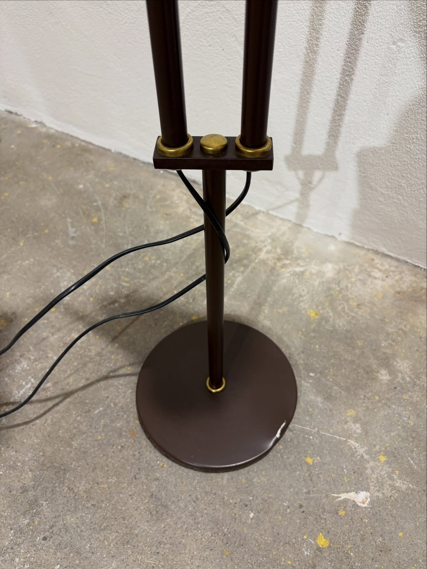 dwuramienna lampa podłogowa w industrialnym stylu, typowa dla lat 1950/1960s’ dwuramienna lampa podłogowa w industrialnym stylu, typowa dla lat 1950/1960s’